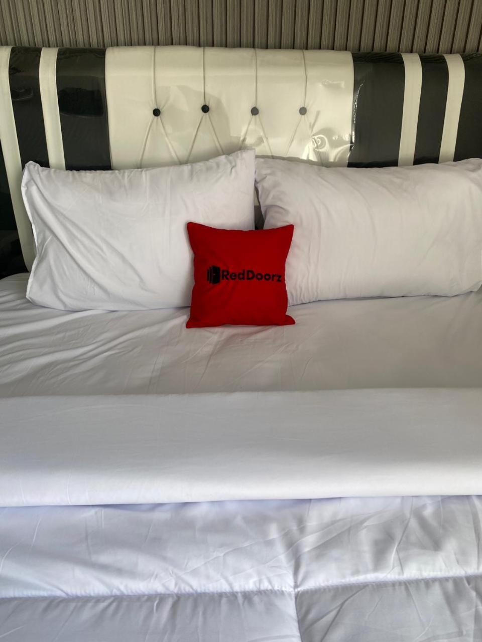Hotel Reddoorz Syariah At Jl Pangeran Hidayatullah Cianjur Zewnętrze zdjęcie
